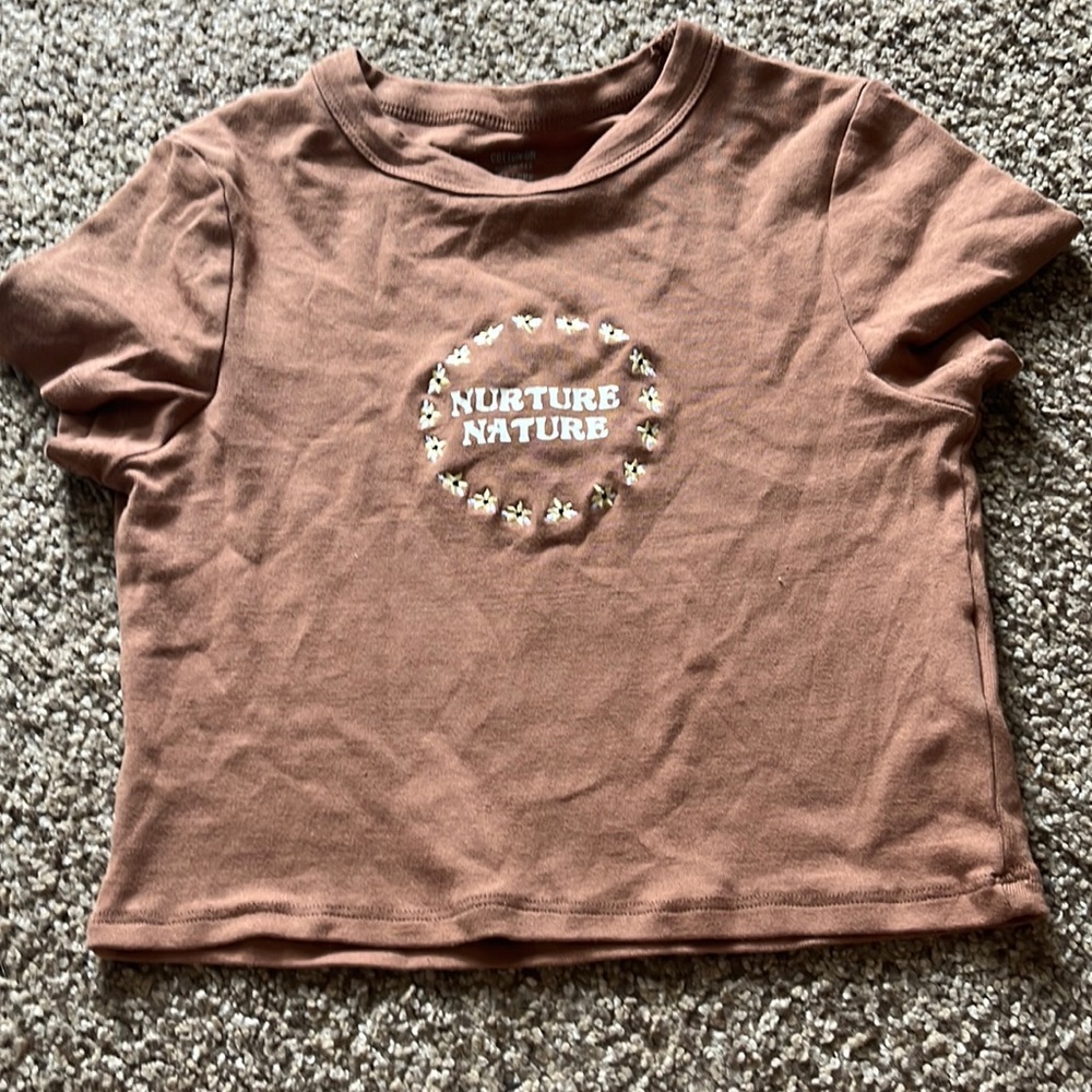 Brown “Nurture Nature” cropped tee for teens.